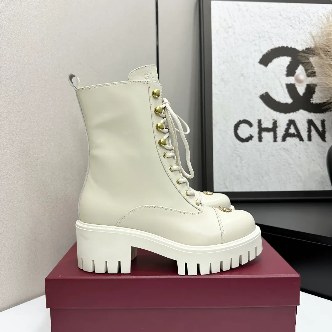 👟👟Ex-factory price 840👟👟 Highest version 2025 Gucci autumn and winter latest GUCCI mid-heel grooved thick-soled horsebit ankle Chelsea boots 🆙Purchase level high-end boutique goods🆙 This short boots is ingenious and combines the fashionable elements of boots and moccasins, with lightweight foam rubber groove soles , archive patterns continue to shine in Gucci’s new series, and the classic horsebit-shaped accessories highlight the brand’s equestrian heritage. It doubles the charm of the entire design and injects exquisite sophistication into daily shoes 😘 Fabric: Imported calfskin + embossed craftsmanship Inner/foot pads: Shuiqi cowhide Outsole: 1:1 mold rubber foam high toughness 4.5 cm thick sole Absolutely not heavy or rigid, nor will it collapse All materials and processes are consistent with the Y version Size: 35-42 standard code 404142 customized Heel height: 4.5CM Forefoot 2.5 cm Packaging: High-end packaging at the counter